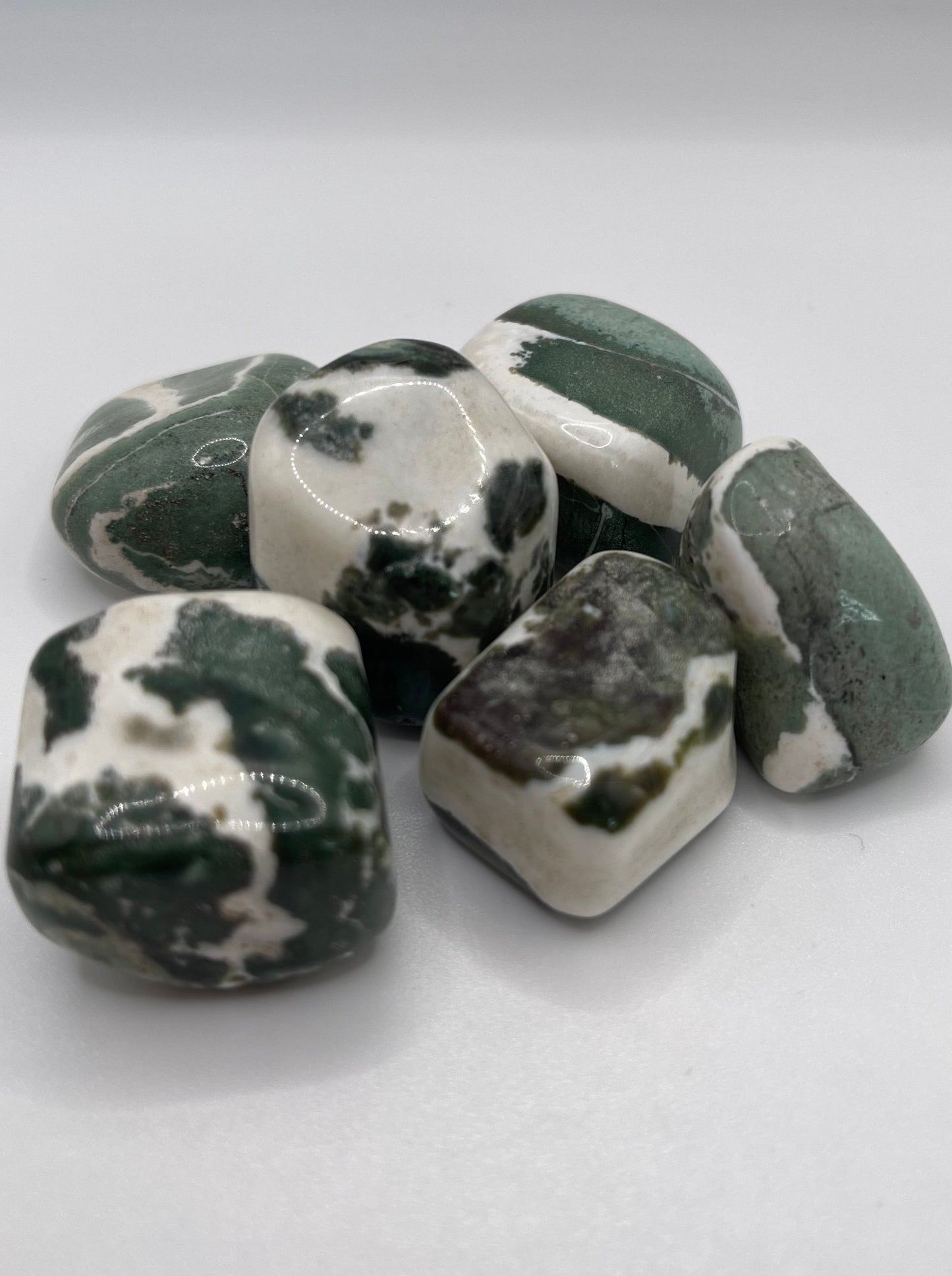 Green Sardonyx Tumble: Protection and Prosperity